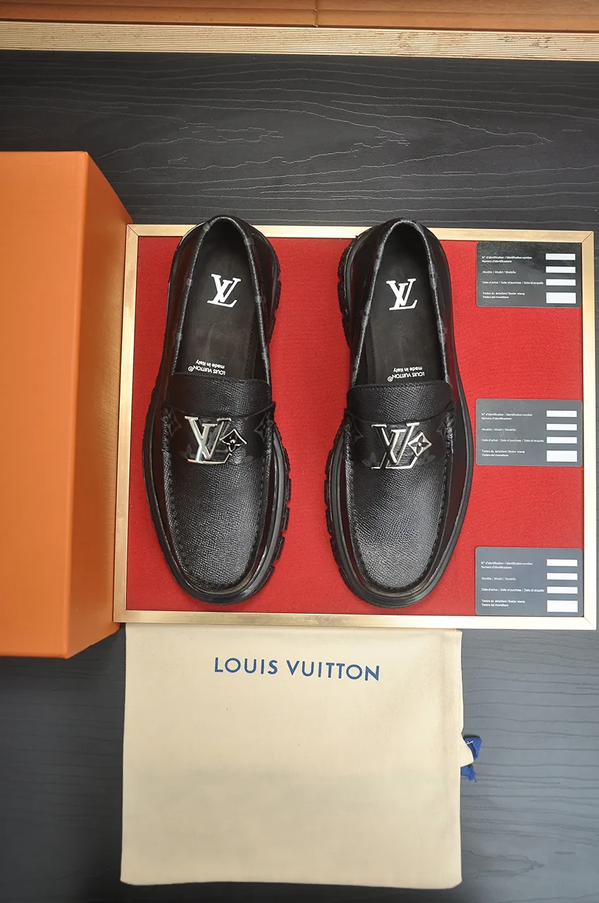 Men's men's shoes 💰760💶 [LV] (original single cowhide lining) 🍀LV's latest genuine leather business suit shoes are launched simultaneously on the official website. The first-layer cowhide imported from Italy is made of heavy gold, 💥official website 1:1 rubber outsole. Versatile to wear, high-end without losing class, and the color combination is extraordinary. This four-season style is alluring when worn on your feet, showing off your big-name flair. Standard code 39-44 (customized at 38.45)